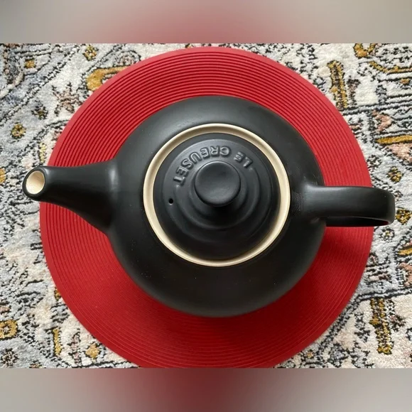 Le Creuset Matte Black Teapot - Picture 5 of 13